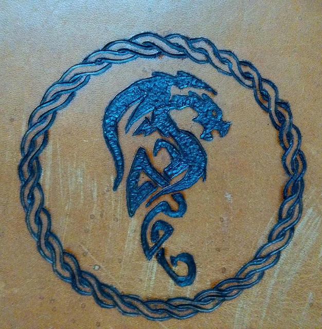celtic dragon auf Leder